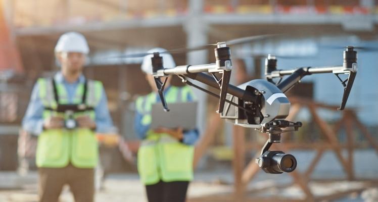 Bauarbeiter mit Drohne
