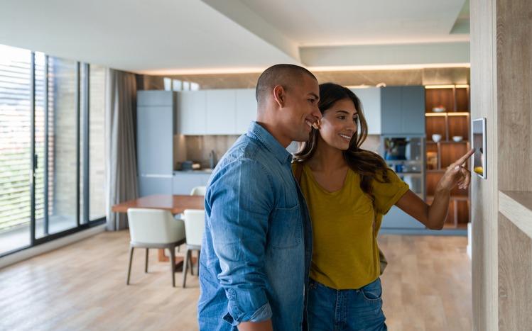 junges Paar bedient Smart Home Display
